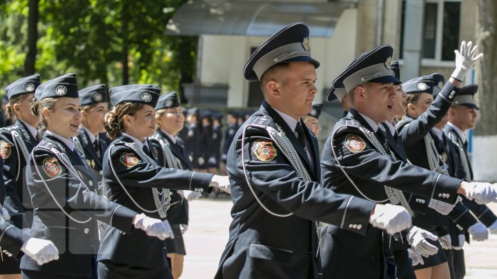 O nouă generaţie de poliţişti, gata de a asigura ordinea publică. Absolvenții Academiei Ştefan cel Mare şi-au primit diplomele (FOTOREPORT)