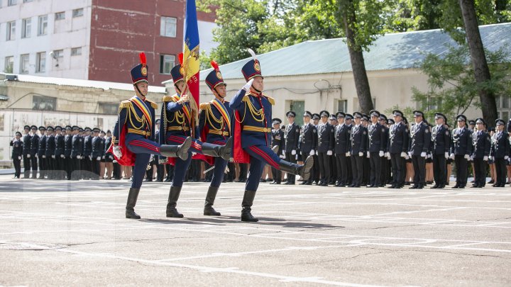 O nouă generaţie de poliţişti, gata de a asigura ordinea publică. Absolvenții Academiei Ştefan cel Mare şi-au primit diplomele (FOTOREPORT)