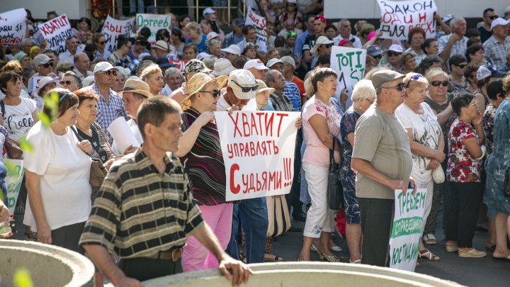 Protest la Curtea Supremă de Justiție. Oamenii au venit să-l susțină pe Ilan Șor (FOTO/VIDEO)