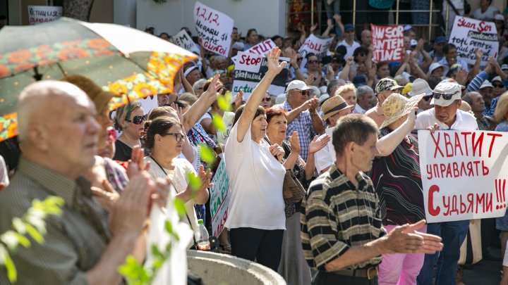 Protest la Curtea Supremă de Justiție. Oamenii au venit să-l susțină pe Ilan Șor (FOTO/VIDEO)