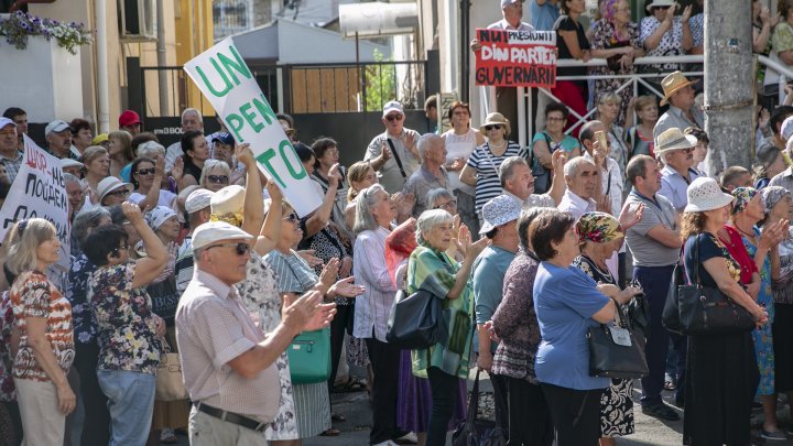 Protest la Curtea Supremă de Justiție. Oamenii au venit să-l susțină pe Ilan Șor (FOTO/VIDEO)