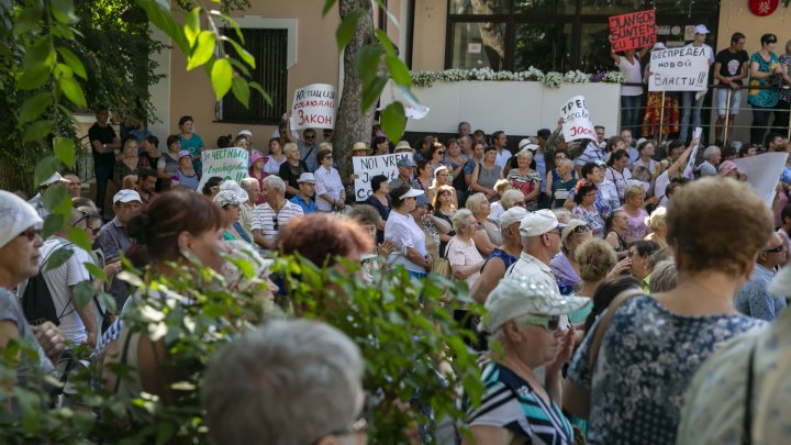 Protest la Curtea Supremă de Justiție. Oamenii au venit să-l susțină pe Ilan Șor (FOTO/VIDEO)