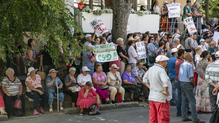 Protest la Curtea Supremă de Justiție. Oamenii au venit să-l susțină pe Ilan Șor (FOTO/VIDEO)