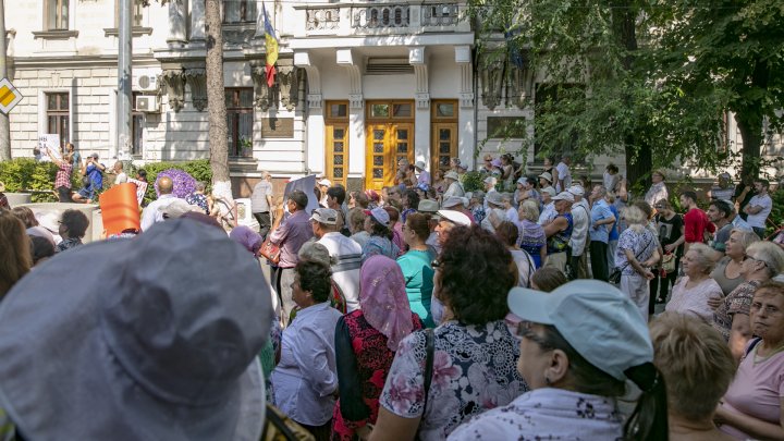 Protest la Curtea Supremă de Justiție. Oamenii au venit să-l susțină pe Ilan Șor (FOTO/VIDEO)