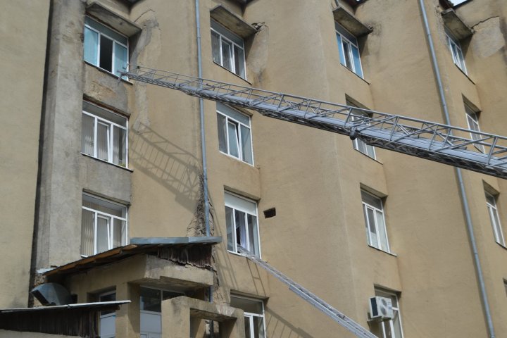 INCENDIU MAJOR la spitalul municipal de pediatrie din Bălţi. Cum au intervenit pompierii (FOTO)