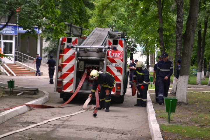 INCENDIU MAJOR la spitalul municipal de pediatrie din Bălţi. Cum au intervenit pompierii (FOTO)