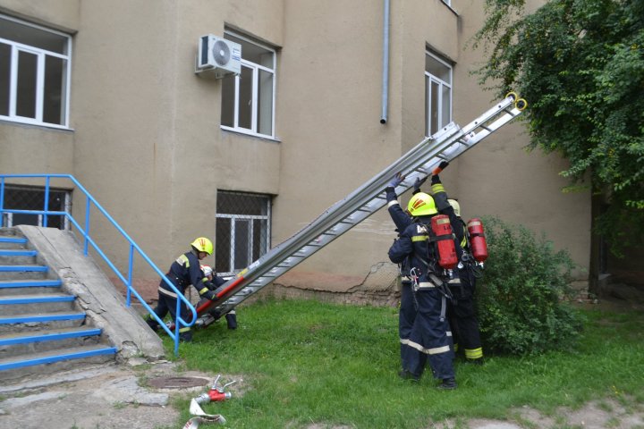 INCENDIU MAJOR la spitalul municipal de pediatrie din Bălţi. Cum au intervenit pompierii (FOTO)