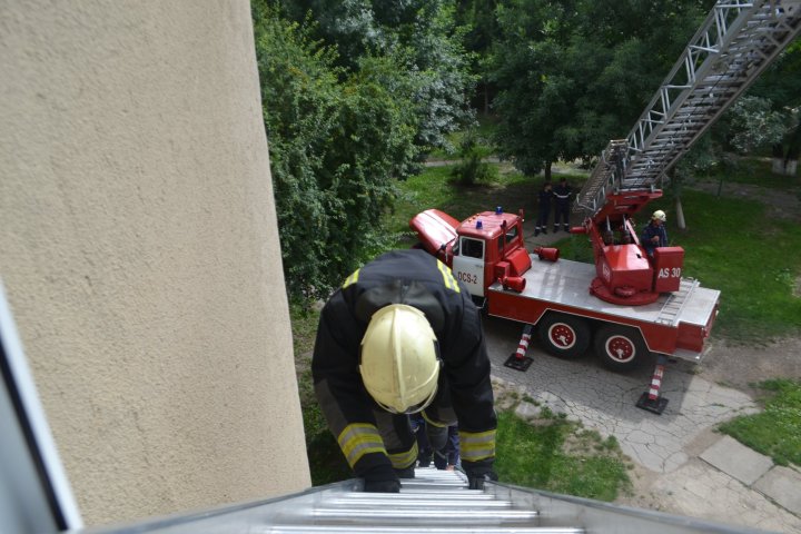 INCENDIU MAJOR la spitalul municipal de pediatrie din Bălţi. Cum au intervenit pompierii (FOTO)