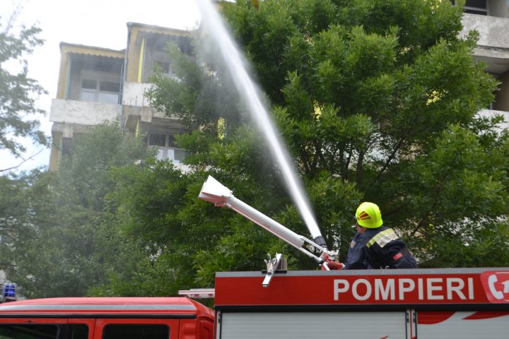 INCENDIU MAJOR la spitalul municipal de pediatrie din Bălţi. Cum au intervenit pompierii (FOTO)