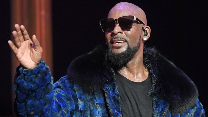 R. Kelly, vizat de acuzaţii de abuz sexual, a pledat nevinovat şi va rămâne în arest