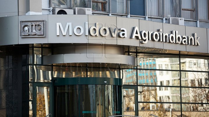 Protest în faţa sediului central al băncii Moldova-Agroindbank. Oamenii cer despăgubiri mai mari de la administraţie