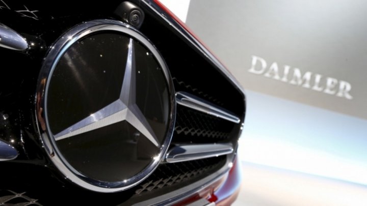 Daimler AG ar putea fi nevoit să recheme la service 260.000 de furgonete mai vechi Mercedes Sprinter 