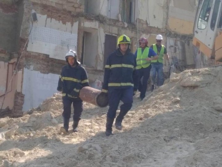 Risc de EXPLOZIE. Salvatorii au evacuat două butelii de gaz de pe terenul de lucru, unde este demolat blocul de la Otaci (VIDEO)