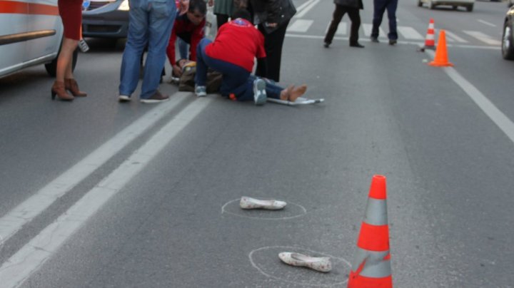 A plouat cu ACCIDENTE în Capitală. Două femei, LOVITE de maşini chiar pe trecerea de pietoni (VIDEO)