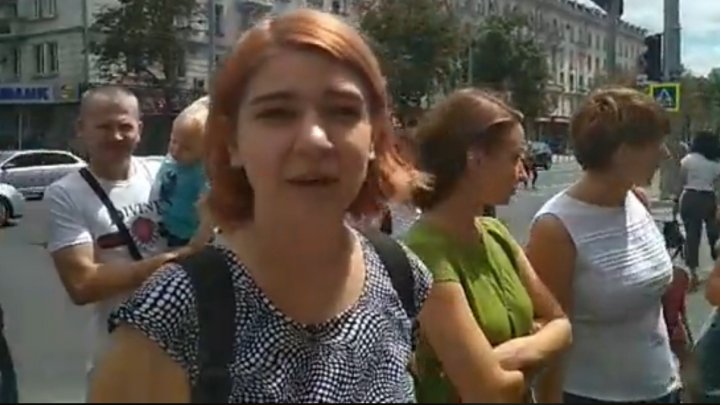 (VIDEO) PROTEST LA PRIMĂRIA CAPITALEI. Mai multe persoane sunt nemulţumite de lipsa transparenţei şi cer ca şedinţele să fie publice