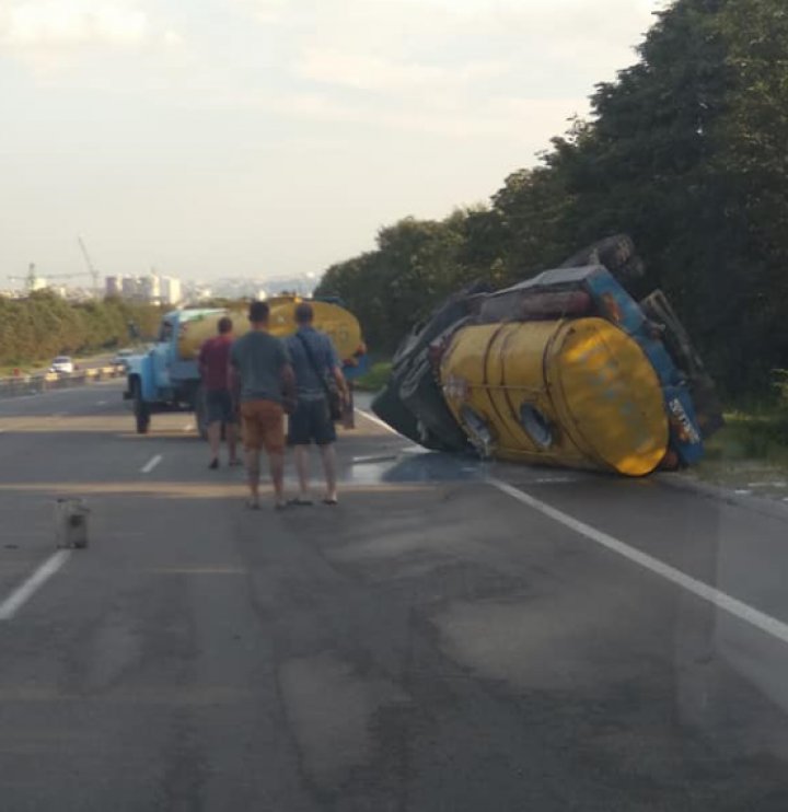 ACCIDENT la Stăuceni. Un camion cu lapte s-a răsturnat pe şosea (VIDEO/FOTO)