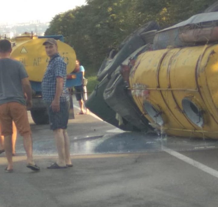 ACCIDENT la Stăuceni. Un camion cu lapte s-a răsturnat pe şosea (VIDEO/FOTO)