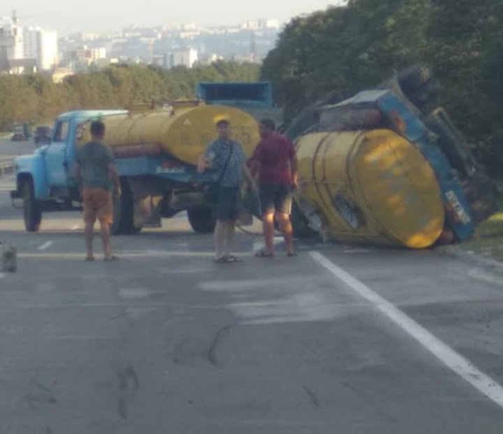 ACCIDENT la Stăuceni. Un camion cu lapte s-a răsturnat pe şosea (VIDEO/FOTO)