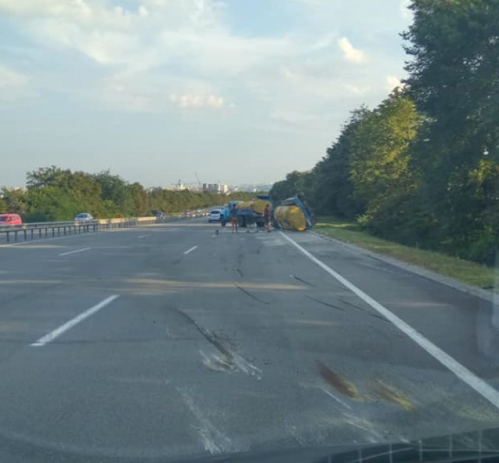 ACCIDENT la Stăuceni. Un camion cu lapte s-a răsturnat pe şosea (VIDEO/FOTO)