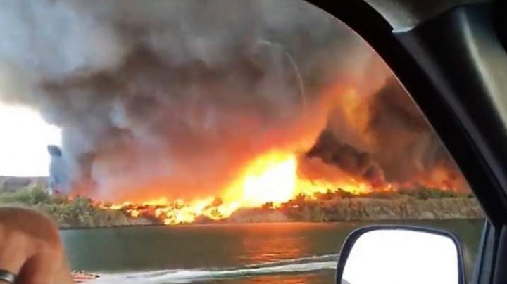 Tornadă de foc, filmată în timpul unui incendiu de vegetaţie. IMAGINILE AU FĂCUT ÎNCONJURUL INTERNETULUI