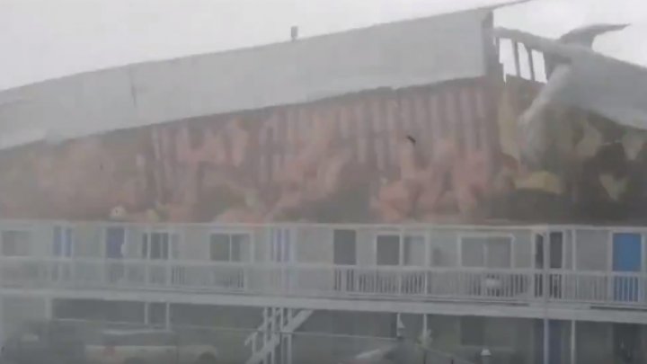 GREU DE IMAGINAT! Un motel în care erau zeci de oameni, luat pe sus de o tornadă (VIDEO DE GROAZĂ)