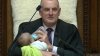 MOMENT EMOȚIONANT! Un președinte de Parlament, surprins în timp ce hrănea bebeluşul (VIDEO)