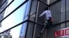 Celebrul alpinist Alain Robert a escaladat o clădire din Hong Kong
