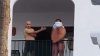 Clipe terifiante: Bărbat filmat în timp ce taie gâtul unei victime (VIDEO)