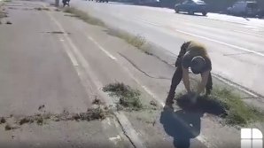 În slujba lui Dodon. Soldaţii, obligați să curețe drumul pe care va păși șeful statului (VIDEO)