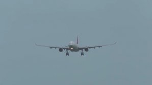 ATERIZARE DIFICILĂ PE VÂNT. Un avion cu pasageri, adus la sol cu greu, în Amsterdam