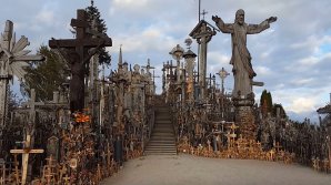 DEALUL CU CRUCI DIN LITUANIA. Sanctuarul de peste un secol are 200 de mii de cruci