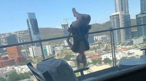 O tânără de 23 de ani a căzut de la etajul 6, în timp ce făcea yoga