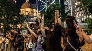 Protestatarii din Hong-Kong şi-au dat mâna într-un lanţ uman de 40 de kilometri