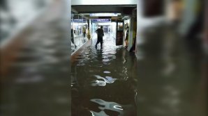 Dezastru din cauza precipitaţiilor. Un pasaj subteran din Capitală, INUNDAT. Oamenii, nevoiţi să se descalţe (VIDEO)