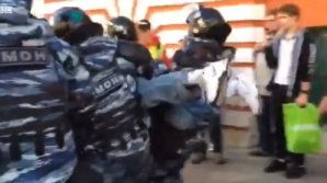 Protestul din Moscova se încheie cu noi arestări. Zeci de manifestanţi, reţinuţi 