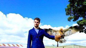 Un tânăr care la 17 ani trăia pe străzi a ajuns milionar la 21 de ani! N-a câștigat la loterie 