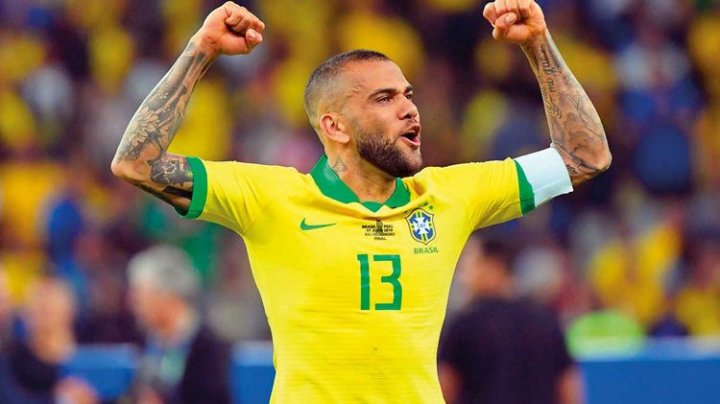 DANI ALVES, AJUNS LA SAO PAULO: Zeci de fani l-au întâmpinat pe fotbalist în aeroport