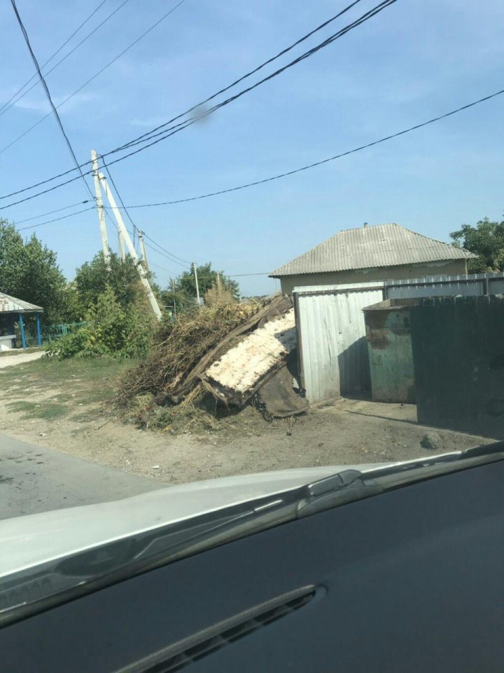 Tomberoane goale şi mormane de gunoi alături. Ce spun locuitorii oraşului Rîşcani (FOTO)