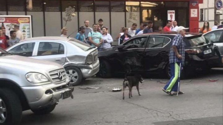 Accident grav pe strada Zadnipru din Capitală. Un tânăr a avariat cinci mașini (FOTO/VIDEO)