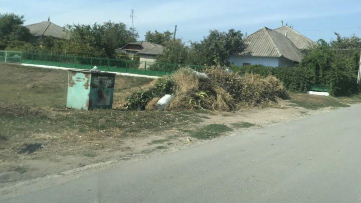 Tomberoane goale şi mormane de gunoi alături. Ce spun locuitorii oraşului Rîşcani (FOTO)