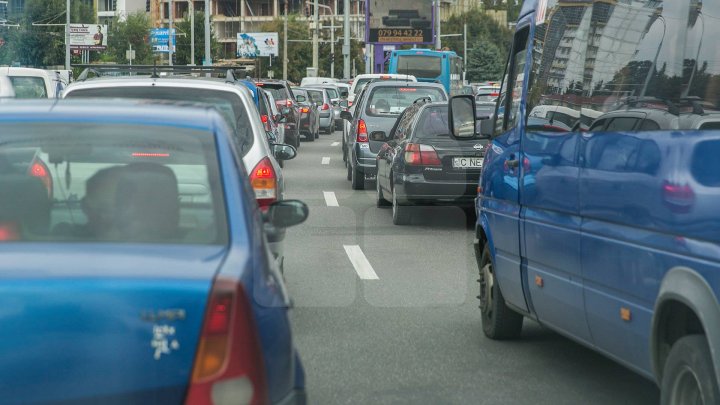 InfoTrafic: Străzile din Capitală pe care se circulă cu dificultate şi trebuie evitate