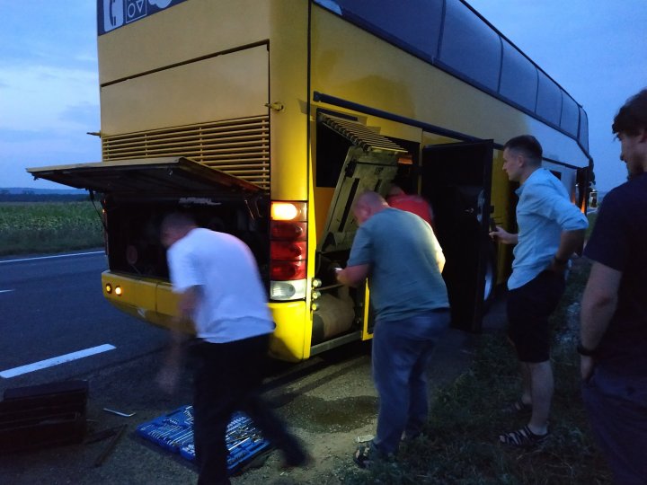 Clipe de coșmar pentru mai mulți moldoveni care au plecat la mare. Autocarul în care se aflau a luat foc din mers (VIDEO)