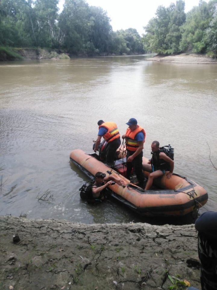 Salvatorii au găsit cadavrul minorei în vârstă de 13 ani, care s-a înecat în râul Prut (FOTO)