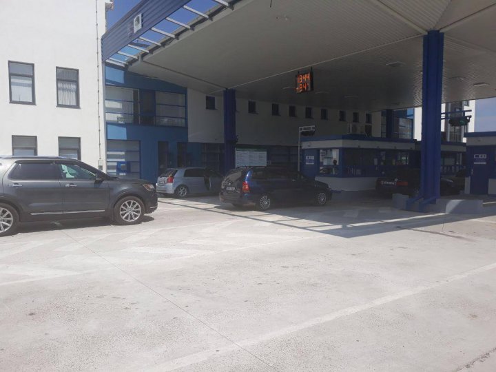 Weekend-ul a trecut, iar cozile au rămas. Șoferii așteaptă ore în şir pentru a traversa frontiera de stat (FOTO)