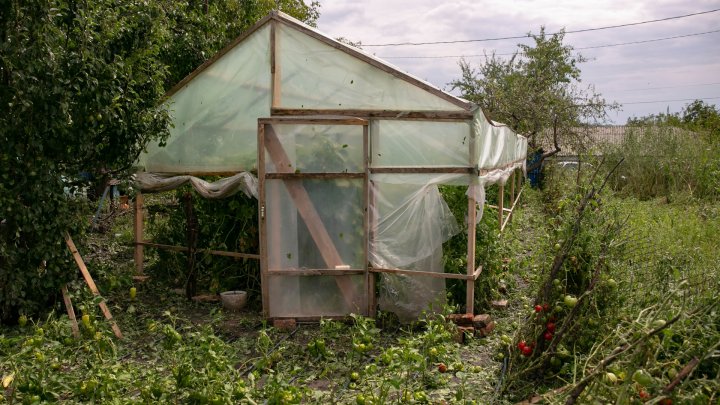 Ploaia de ieri a făcut ravagii: Geamuri deteriorate şi acoperişuri smulse în mai multe localităţi din ţară