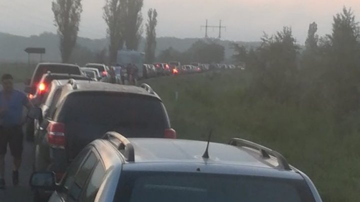 TRAFIC INFERNAL la punctul de trecere de la Palanca. Cozile sunt imense (FOTO)