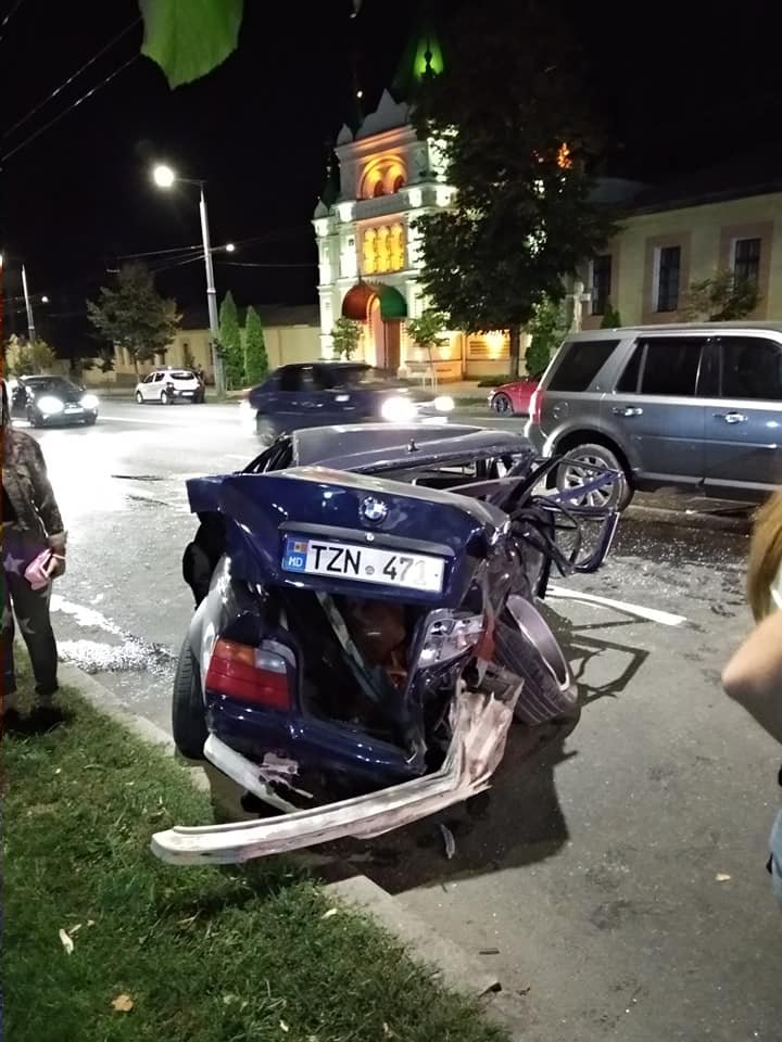 Accident GRAV în centrul Capitalei. Două mașini s-au ciocnit violent, iar una a fost făcută zob (FOTO)