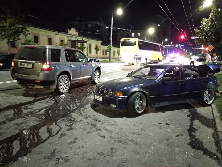 Accident GRAV în centrul Capitalei. Două mașini s-au ciocnit violent, iar una a fost făcută zob (FOTO)