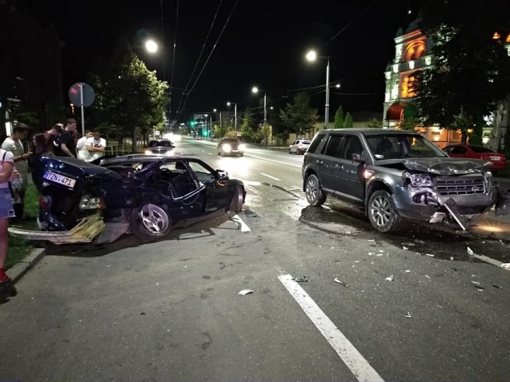 Accident GRAV în centrul Capitalei. Două mașini s-au ciocnit violent, iar una a fost făcută zob (FOTO)