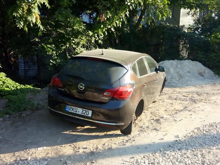 Ghinion pentru un şofer din Capitală. Şi-a parcat maşina în curtea casei... şi a rămas fără ROŢI (FOTO)